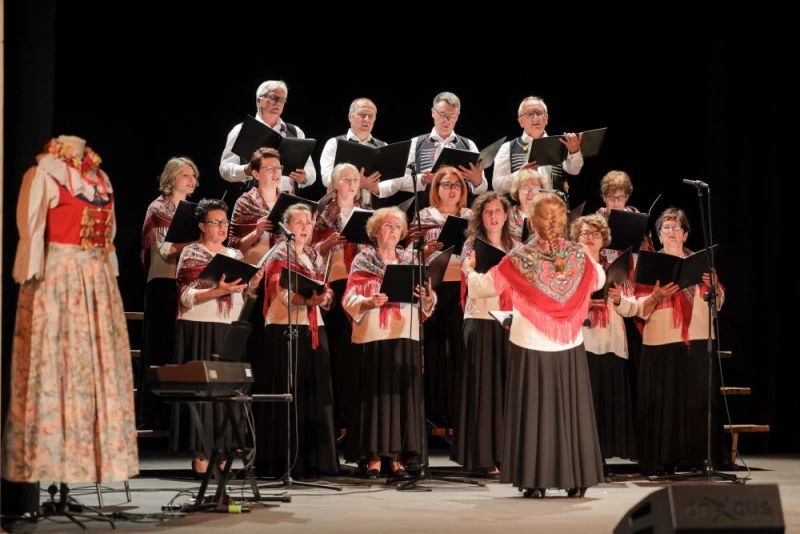 Koncert chórów powiatu raciborskiego w DK Strzecha
